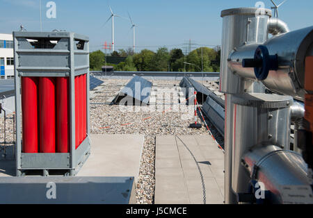 Allemagne Hambourg, HAW technolgy center CC4E, smart energy, de l'hydrogène Le stockage de l'énergie, l'alimentation à l'hydrogène, de l'unité photovoltaïque et éoliennes Nordex Curslack / Deutschland, Hambourg, HAW Technologiezentrum CC4E, PV Solaranlage Freiland mit und Wasserstoff Speicher, Windpark Curslack Hintergrund mit Nordex N117 Windkraftanlagen Banque D'Images