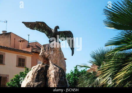 Statue en bronze d'un aigle qui était le symbole des légions romaines en Carles V zone carrée à Alcudia. Mallorca, Espagne Banque D'Images