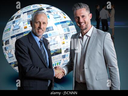 Panneaux de composite numérique avec les sites web dans une boule et deux hommes d'affaires en donnant la main les uns les autres Banque D'Images