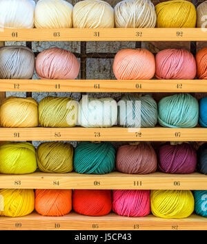 colorful balls wool in a wooden box Banque D'Images