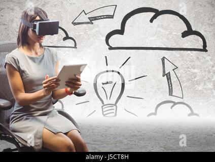 Digital composite of business woman in VR avec tablet contre lightbulb doodles on wall Banque D'Images