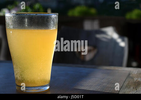 Verre de limonade jaune sur la table. Banque D'Images