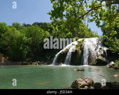 Turner Falls, New York Turner Falls à 77 pieds situé dans Honey Creek, Arbuckle Mountains est le plus haut sommet de l'Oklahoma de cascades. Banque D'Images