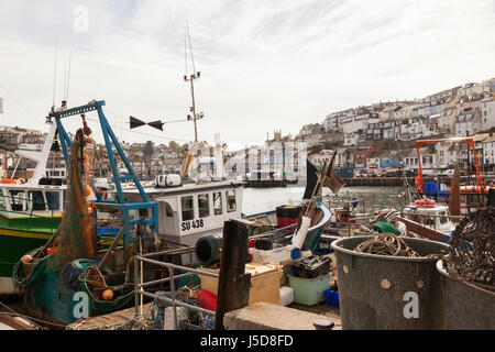 Gros plan sur un chalutier de pêche dans le port de Brixham, South Devon, Angleterre, Royaume-Uni Banque D'Images