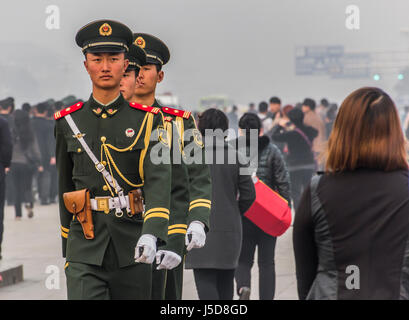 BEIJING, CHINE 26 MARS 2014 :- Les soldats sont en place Tiananmen entrée de la Cité Interdite Banque D'Images