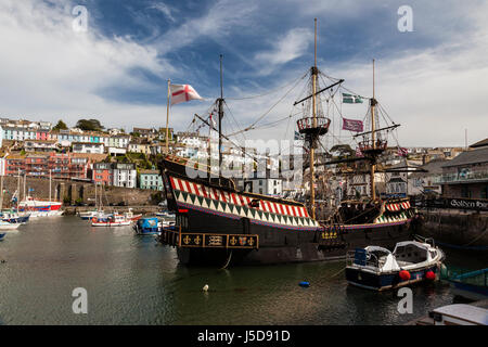 Une réplique du Golden Hind, captée par Sir Francis Drake, port de Brixham, South Devon, Angleterre, Royaume-Uni Banque D'Images