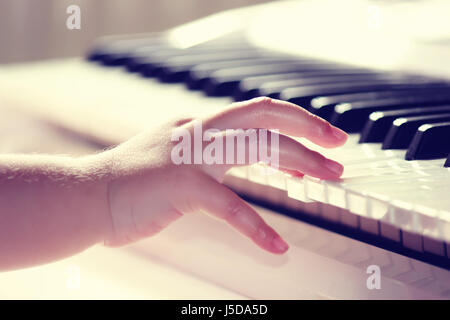 Enfant jouant du piano Banque D'Images