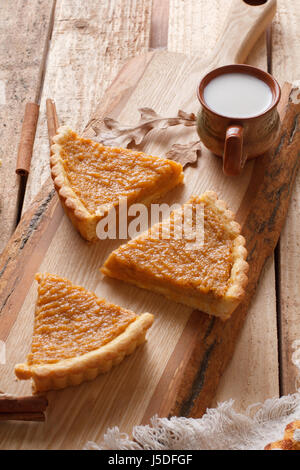 Tarte à la citrouille maison faite pour l'action de grâce. Tarte sur un fond de bois. Rustique. Style de campagne. Banque D'Images