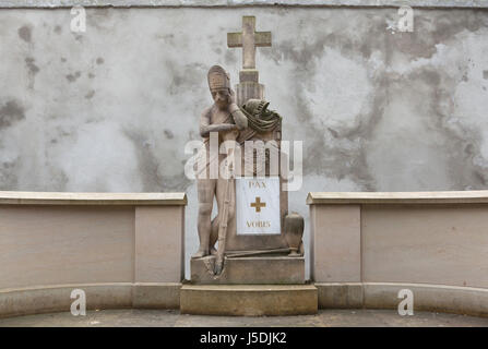 Mémoire sur le lieu de sépulture de restes humains transférés du cimetière militaire de Karlín à Olšany cimetière à Prague, République tchèque. Les restes humains trouvés lors de travaux de fouilles sur le terrain de l'ancien cimetière militaire ont été enterré de Karlín à cet endroit en 2016. Soldats ont servi dans l'armée austro-hongroise ainsi que des soldats de l'armée impériale russe blessé à la bataille de Dresde et à la bataille de Kulm pendant les guerres napoléoniennes en août 1813 et est décédé plus tard à Prague sont enterrés ici. Banque D'Images