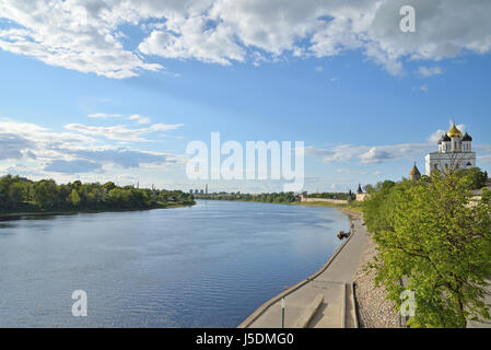 Vue de la cathédrale de la Trinité et de la rivière Grand pont Olginsky à Pskov Banque D'Images