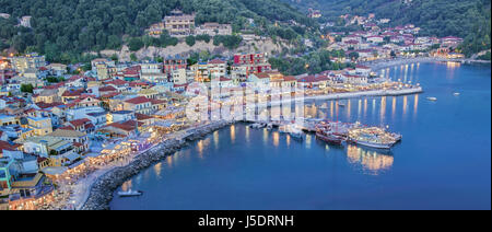 Vue de port de Parga du casle à la nuit tombée, en Epire, région, sur le littoral de la mer Ionienne, l'ouest de la Grèce Banque D'Images