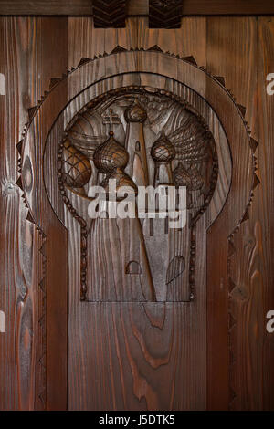 L'église russe sculptés dans le panneau de bois dans l'ancienne salle de billard de la Villa Kramář (Kramářova vila) à Prague, République tchèque. La villa conçue par l'architecte autrichien Friedrich Ohmann 1911-1914 a été construit pour l'homme politique tchèque Karel Kramář et sa femme Russe Nadezhda Kramář, née Khludova. La salle de billard a été décoré en style russe. Le bâtiment est aujourd'hui a été la résidence officielle du Premier Ministre de la République tchèque. Banque D'Images