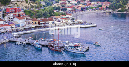 Vue de port de Parga du casle à la nuit tombée, en Epire, région, sur le littoral de la mer Ionienne, l'ouest de la Grèce Banque D'Images