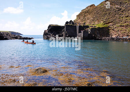 Le blue lagoon à Abereiddi, 5 km de St Davids sur sentier côtier du Pembrokeshire, West Wales, UK, populaire pour la baignade et la plongée, coasteering . Banque D'Images