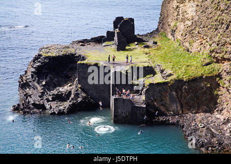 Le blue lagoon à Abereiddi, 5 km de St Davids sur sentier côtier du Pembrokeshire, West Wales, UK, populaire pour la baignade et la plongée, coasteering . Banque D'Images