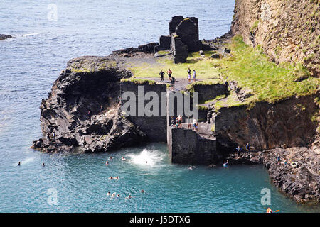 Le blue lagoon à Abereiddi, 5 km de St Davids sur sentier côtier du Pembrokeshire, West Wales, UK, populaire pour la baignade et la plongée, coasteering . Banque D'Images