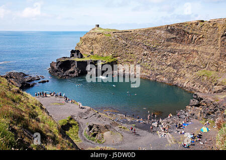 Le blue lagoon à Abereiddi, 5 km de St Davids sur sentier côtier du Pembrokeshire, West Wales, UK, populaire pour la baignade et la plongée, coasteering . Banque D'Images