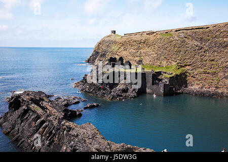 Le blue lagoon à Abereiddi, 5 km de St Davids sur sentier côtier du Pembrokeshire, West Wales, UK, populaire pour la baignade et la plongée, coasteering . Banque D'Images