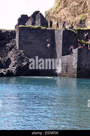 Le blue lagoon à Abereiddi, 5 km de St Davids sur sentier côtier du Pembrokeshire, West Wales, UK, populaire pour la baignade et la plongée, coasteering . Banque D'Images