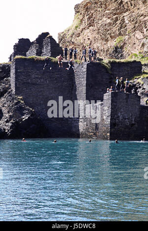 Le blue lagoon à Abereiddi, 5 km de St Davids sur sentier côtier du Pembrokeshire, West Wales, UK, populaire pour la baignade et la plongée, coasteering . Banque D'Images