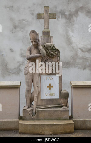 Mémoire sur le lieu de sépulture de restes humains transférés du cimetière militaire de Karlín à Olšany cimetière à Prague, République tchèque. Les restes humains trouvés lors de travaux de fouilles sur le terrain de l'ancien cimetière militaire ont été enterré de Karlín à cet endroit en 2016. Soldats ont servi dans l'armée austro-hongroise ainsi que des soldats de l'armée impériale russe blessé à la bataille de Dresde et à la bataille de Kulm pendant les guerres napoléoniennes en août 1813 et est décédé plus tard à Prague sont enterrés ici. Banque D'Images