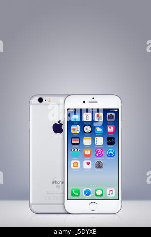 Varna, Bulgarie - 10 mars 2016 : Argent Apple iPhone 7 avec iOS 10 sur l'écran et l'arrière sur la barre verticale grise background with copy space. Banque D'Images