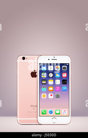 Varna, Bulgarie - Mars 10, 2016 : l'Or Rose Apple iPhone 7 avec iOS 10 sur l'écran et l'arrière sur fond dégradé gris vertical avec copie savs Banque D'Images