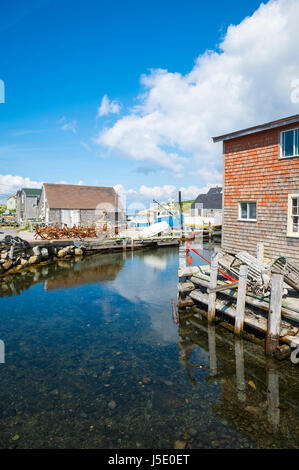 Scenic harbourside vue sur le village de pêcheurs historique de Peggy's Cove, sur la côte maritime de Novia Scotia près de Halifax, Canada, under blue sky Banque D'Images