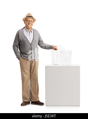 Portrait de l'ajout d'un vote dans une boîte de scrutin isolé sur fond blanc