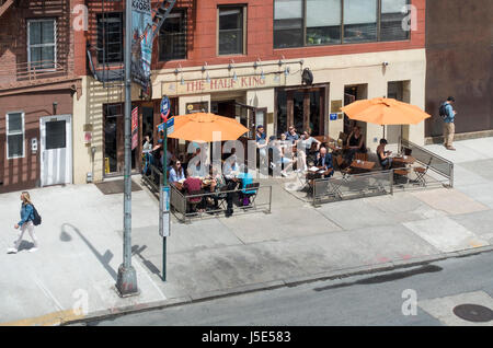 Vue sur les tables extérieures du pub et restaurant Half King sur la 23e rue à Chelsea dans la ville de New York, prise de High Line Park Banque D'Images