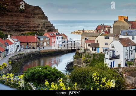 Staithes, North Yorkshire Coast village de pêche dans la lumière de l'été en soirée. Banque D'Images