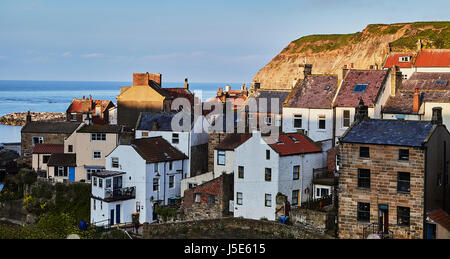 Staithes, North Yorkshire Coast village de pêche dans la lumière de l'été en soirée. Banque D'Images