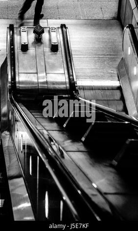 Afin de commuter en laissant un escalator dans le métro de Londres Banque D'Images