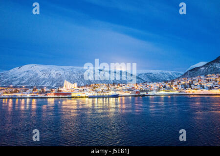 Vue vers le sud de Tromsdalen et la cathédrale arctique, du centre-ville de Tromsø, en Norvège, sur l'île de Tromsøya. Banque D'Images