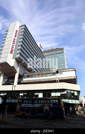 Mercure Hotel et la structure élevée de la Tour de ville dans le centre-ville de Manchester, au Royaume-Uni. Banque D'Images