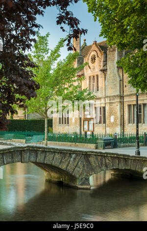 Matin de printemps en Bourton-on-the-Water Village, Cotswolds, Gloucestershire, Angleterre. Banque D'Images