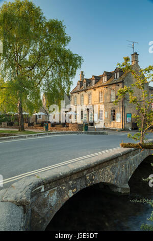 Lever de soleil à Bourton-on-the-water, Cotswolds, Gloucestershine, Angleterre. Banque D'Images