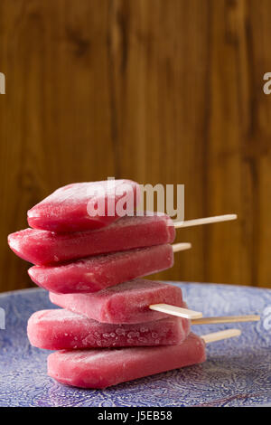 La framboise fait maison et glace vanille pop sur un fond de bois rustique. Ma glace icecream Berry. L'alimentation d'été. Banque D'Images