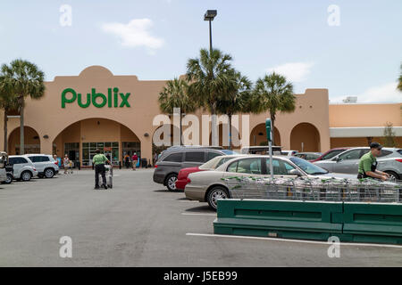 En poussant l'homme à un des chariots de supermarché Publix en magasin Central Florida USA Avril 2017 Banque D'Images