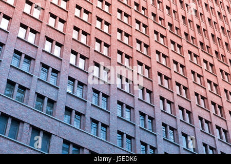 La façade de l'immeuble en brique de grande hauteur modèle fenêtre - Banque D'Images
