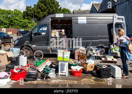 Une mère et son enfant à parcourir les éléments d'un vide grenier, Lewes, East Sussex, UK Banque D'Images