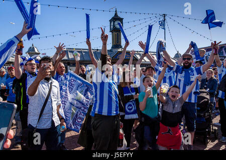 Les amateurs de football de Brighton et Hove Albion acclamer l'équipe de la promotion du Club Parade, Brighton, Sussex, UK Banque D'Images