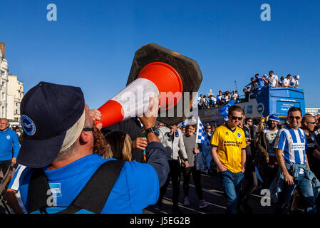 Une Brighton et Hove Albion Football Fan des Cris dans un cône de circulation comme le le bus de l'équipe passe au cours de la promotion du Club Parade, Brighton, UK Banque D'Images