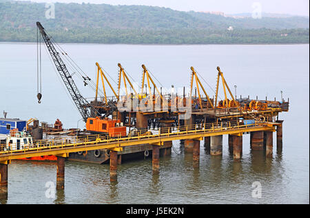 Travaux de pieux pour nouveau pont sur la rivière Zuari en cours à Goa, Inde. Vue aérienne Banque D'Images