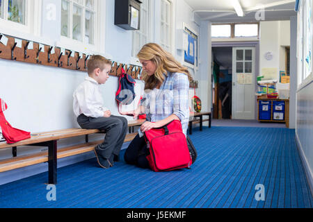 Jeune mère réprimande son fils dans le couloir pour les mauvais comportements en pépinière. Banque D'Images