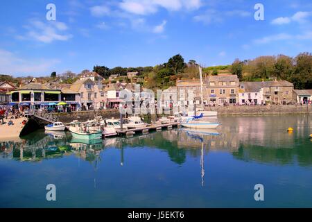 Padstow, Cornwall, UK - le 6 avril 2017 : bateaux de pêche et de loisirs bateaux amarrés dans le port dans la ville balnéaire de Cornouailles de Padstow sur un ciel bleu ensoleillé d Banque D'Images