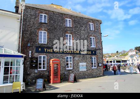 Padstow, Cornwall, UK - le 6 avril 2017 : le "vieux" Custom House Hotel dans la ville balnéaire de Cornouailles de Padstow Banque D'Images