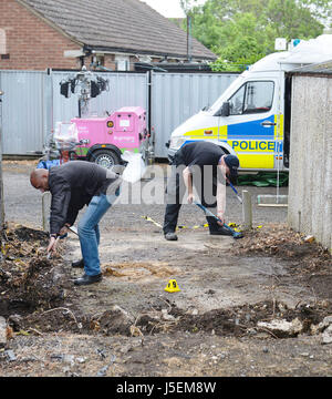 Alors qu'ils les garages recherche Goddard Road et Crammavill entre dans la rue Stifford Clays, Thurrock, où ils sont à la recherche du corps de lycéenne Danielle Jones qui ont disparu en 2001. Banque D'Images