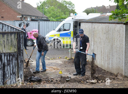 Alors qu'ils les garages recherche Goddard Road et Crammavill entre dans la rue Stifford Clays, Thurrock, où ils sont à la recherche du corps de lycéenne Danielle Jones qui ont disparu en 2001. Banque D'Images