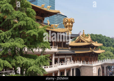 Temple bouddhiste de Jing'an à Shanghai, Chine avec des bâtiments et lion d'or guardian statue Banque D'Images